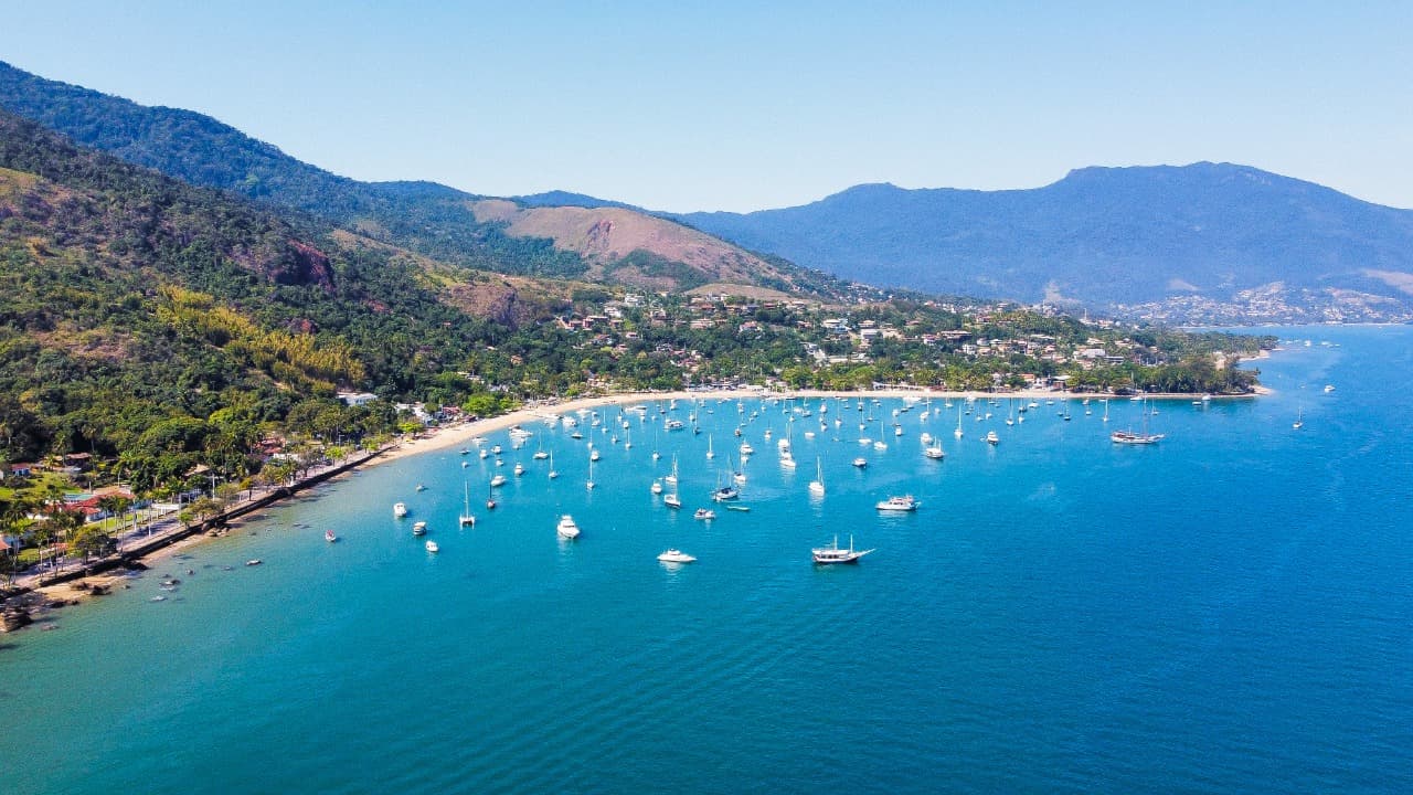 Vista aérea da baía de Ilhabela