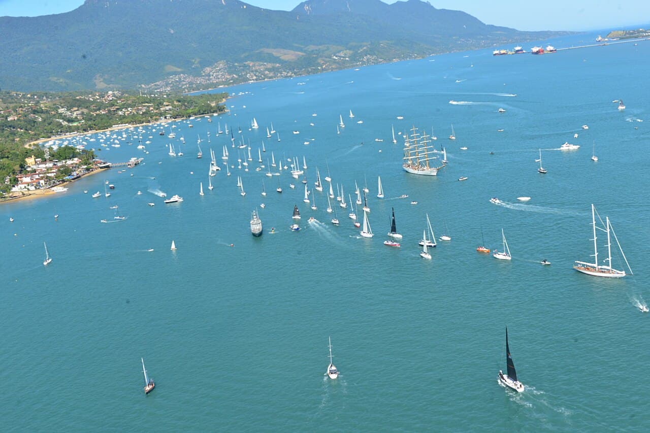 Vista aerea da baia de Ilhabela repleta de veleiros durante a Semana Internacional de Vela
