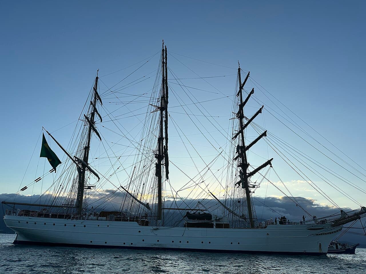 Navio-veleiro Cisne Branco ao entardecer no canal de Ilhabela